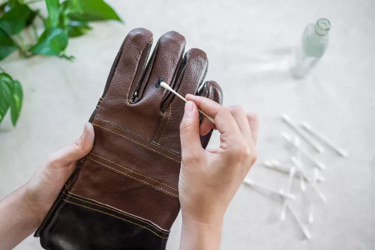 Cleaning welding gloves