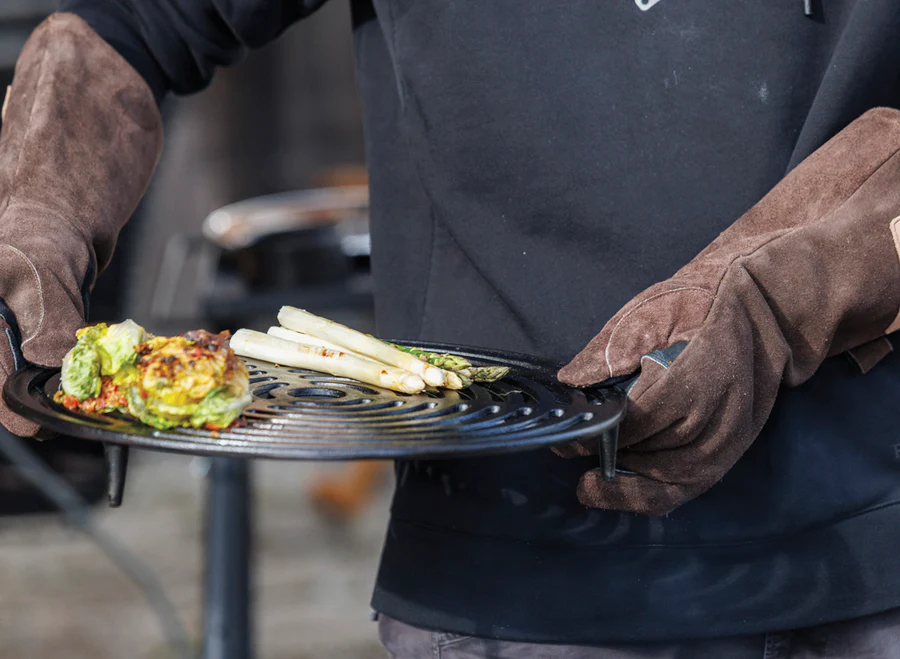 Welding gloves insulate against the high temperature of the baking pan