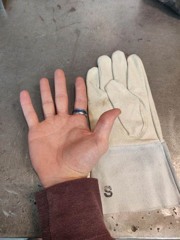 Seasonally maintained welding gloves