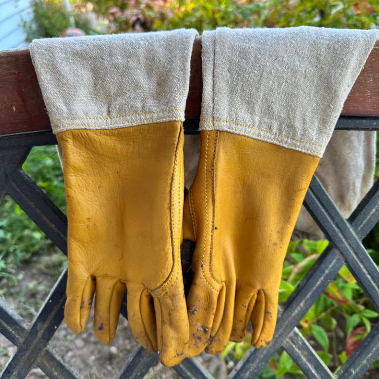 Drying welding gloves