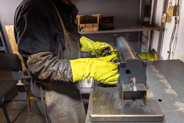Seasonal Yellow Welding Gloves Usage Guidelines