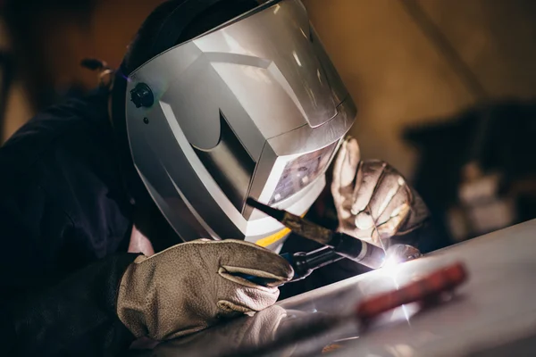 Adjusting welding gloves